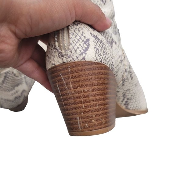 Forever 21 Booties 7.5 Ivory Ankle Faux Snakeskin Pointed Toe Adult Womens - Picture 9 of 10